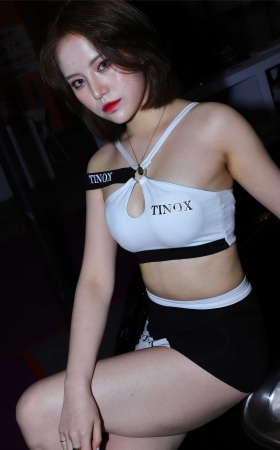 黑白制服短发美女车模 [18P]