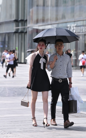 黑裙高跟凉鞋美腿
