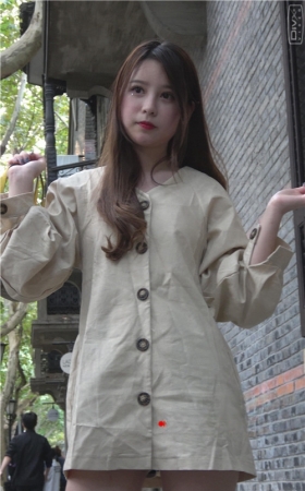 漂亮的裸腿黑靴美女