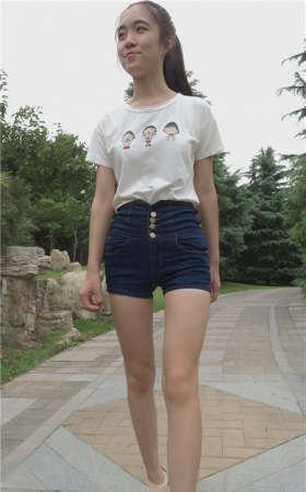 模拍紧身蓝色牛仔热裤美女