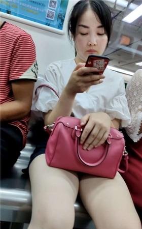 地铁上的丝袜美腿MM [1.32 GB/mp4]