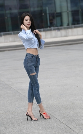 苗条的高跟紧牛美女(121P)