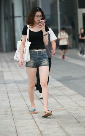 牛仔热裤白皙美腿~ [19P]