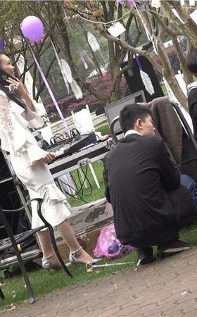 4k-白色连衣裙高跟鞋活动主持街拍美女