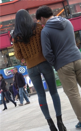 长腿牛仔裤美女