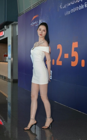 白短裙美腿美足网红  敏敏 [21P]