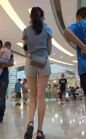逛商场的长腿好身材条纹热裤极品美女