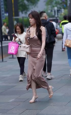 街拍性感低胸吊带裙美眉 [23P]