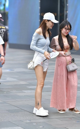 街拍白热裤，白鞋，白帽子美眉 [18P]