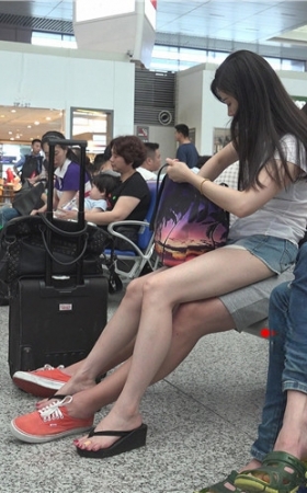 坐在男友腿上的漂亮美女