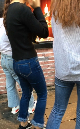 超紧身蓝色牛仔裤黑T恤美女