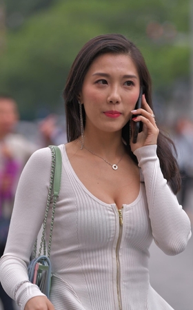 牛仔裙美女