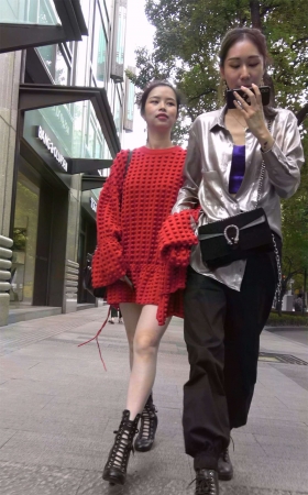 红衣美腿美女