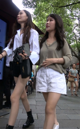 美女姐妹一起逛街