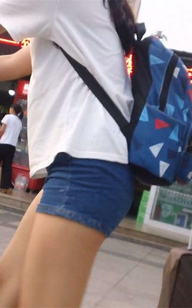 牛仔热裤青春小美女