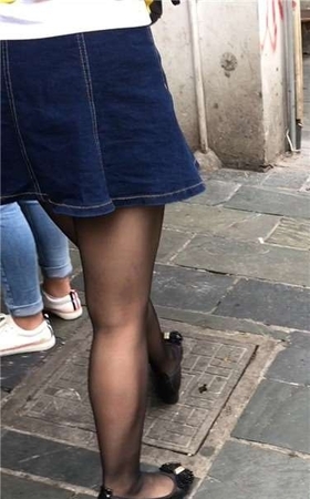 街拍诱人黑丝袜短裙美眉