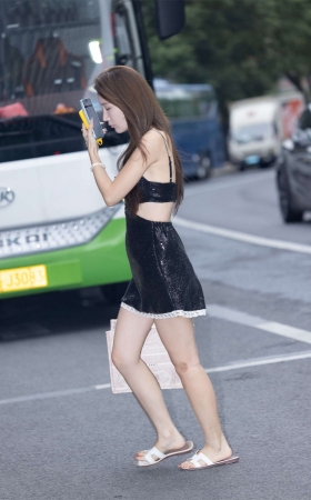白皙香奈儿美少妇