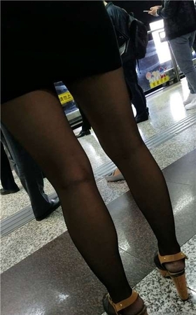 4K – 等地铁的性感街拍黑丝高跟鞋包臀裙美女