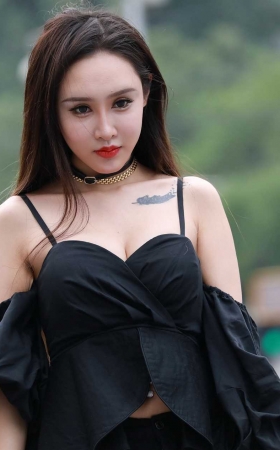 性感低胸超短裤纹身美女 [14P]