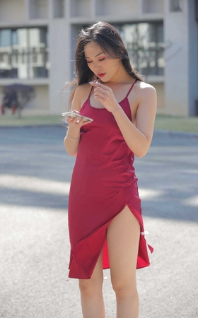 红色开叉吊带裙美女【套图+视频】 [8P]