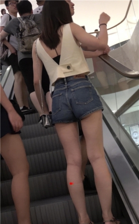 牛仔热裤月牙美女
