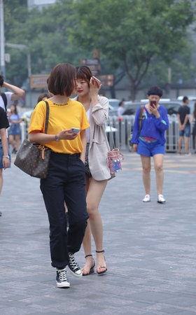玩手机的小姐姐