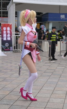 高挑cos小姐姐