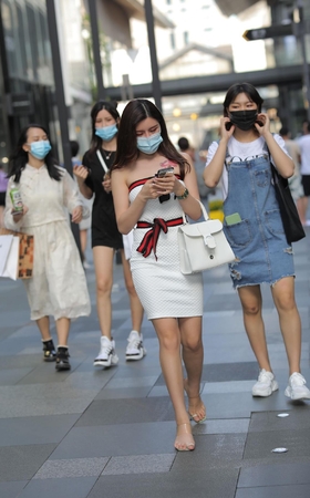 靓丽修身连衣短裙美女 让你的身形更具美感
