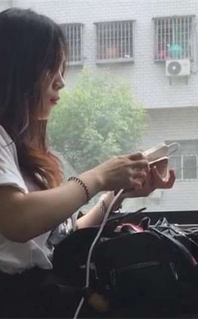 颜值爆表的美眉，你可知道身后那老头蠢蠢欲动。