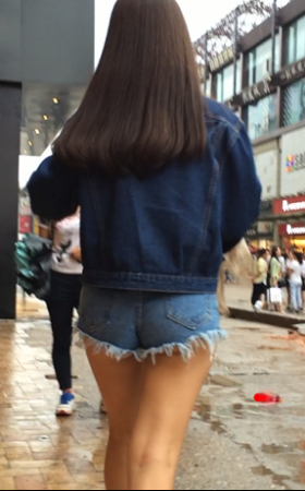 牛仔热裤月牙妹子