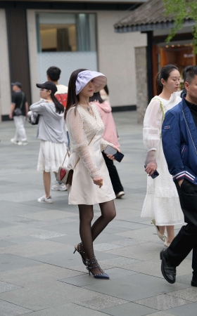 街拍爱穿嘿丝的轻熟少f [23P]
