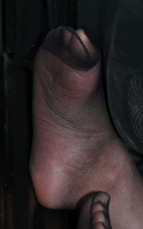 251125-22-63√网红-土豆丝-赤脚车内休息呢 6P