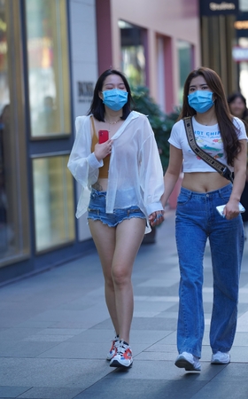 肚子上有纹身的吊带小姐姐