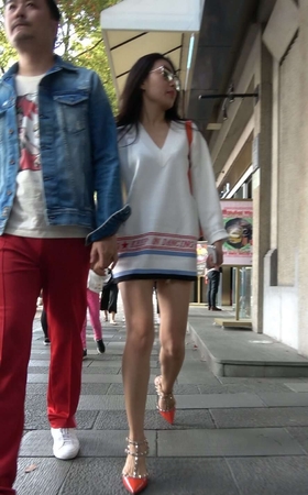 4K – 街拍美腿小姐姐 [1.67 GB/MP4]
