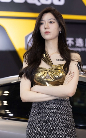 温婉气质车模