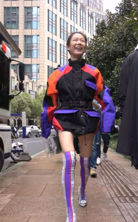 穿衣打扮有点另类的高跟美女