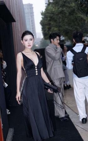 小露娜性感深V美胸