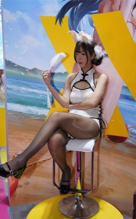 复古短裙黑丝小兔