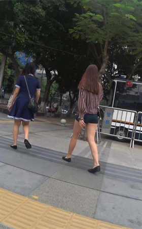 跟拍两位美女姐妹