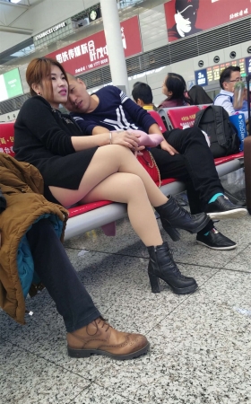肉色丝袜高跟皮鞋少妇高铁站等车