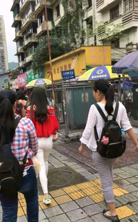 跟拍鲜艳大红吊带衫紧身白裤小学妹