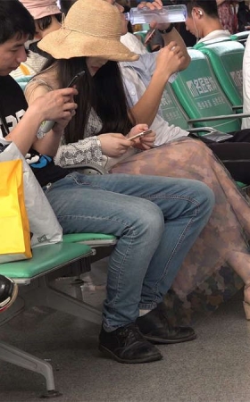候车室内的美足总是令人应接不暇