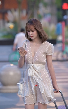 拉着行李箱的连衣裙小姐姐(22P)