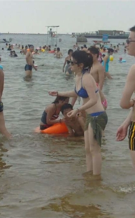 海边皮肤白 身材丰满的漂亮少妇