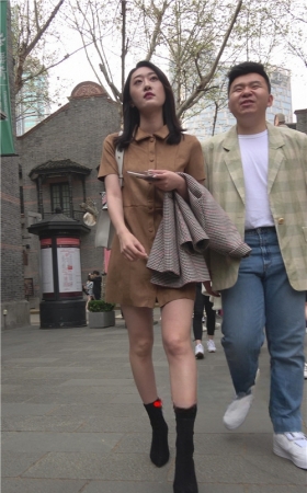 棕色连衣裙小姐姐