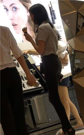 4K – 跟姐妹逛商场的超紧身裤街拍圆臀美女 [1.36 GB]