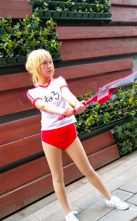 红色短裤黄发cosplay的二次元青春少女