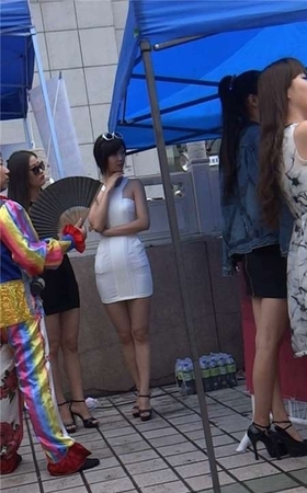 包臀裙性感美女模特走秀