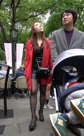 红大衣黑丝高跟熟女