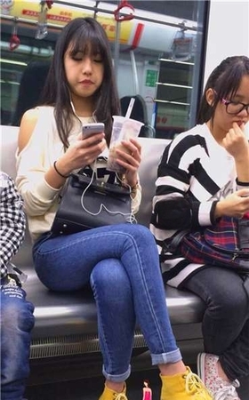 超紧身的蓝牛妹子，感觉快要撑爆了！[2.85 GB]